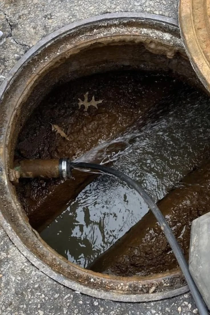 Spolmunstycke som rengör en avloppsledning